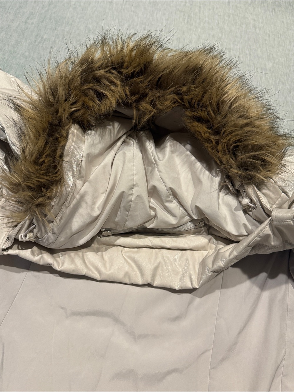 The North Face Women's Cream Quilted Belted Puffer Coat with Faux-Fur Hood - Picture 14 of 16